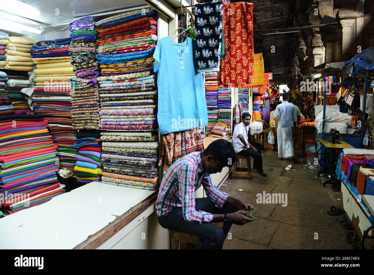 Boutiques de vêtements au Temple Meenakshi Amman à Madurai, Tamil Nadu, Inde. Banque D'Images
