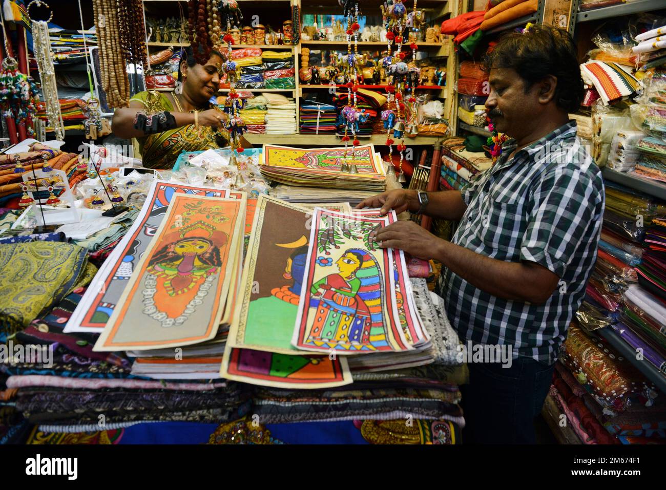 Les peintures de Déesses et de Dieu, ainsi que d'autres objets religieux exposés dans une boutique du Temple Meenakshi Amman à Madurai, Tamil Nadu, Inde. Banque D'Images