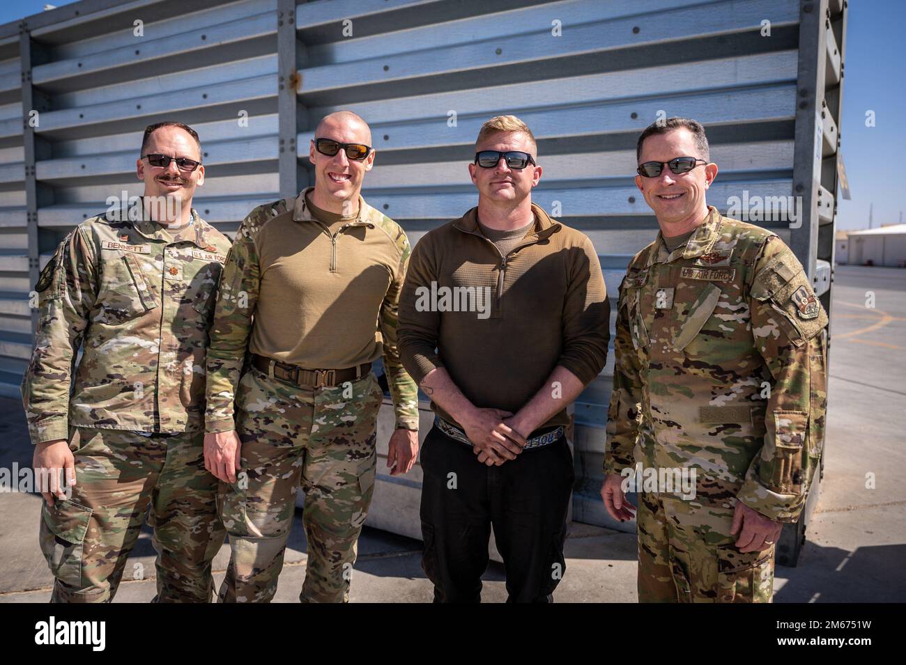 Le sergent d'état-major Corey McWhorter, technicien en moteur de l'escadron de génération de chasseurs expéditionnaires du 55th Expeditionary et membre de l'équipe d'aviateurs (MCAT) multi-compétents, est accompagné du Maj Christopher Bennett, commandant du GÉF 55th, du Sgt. Sean Milligan, chef de commandement de l'escadre expéditionnaire aérien du 332nd, et de Brig. Le général Christopher Sage, commandant de l'AEW en 332D, dans un lieu non divulgué en Asie du Sud-Ouest, au 9 avril 2022. McWhorter a été reconnu pour avoir sorti de son premier emploi de la force aérienne et pour avoir occupé le poste de chef d'équipage qui a contribué au lancement et à la récupération de l'avion, ce qui a permis 10 missions réussies. Banque D'Images