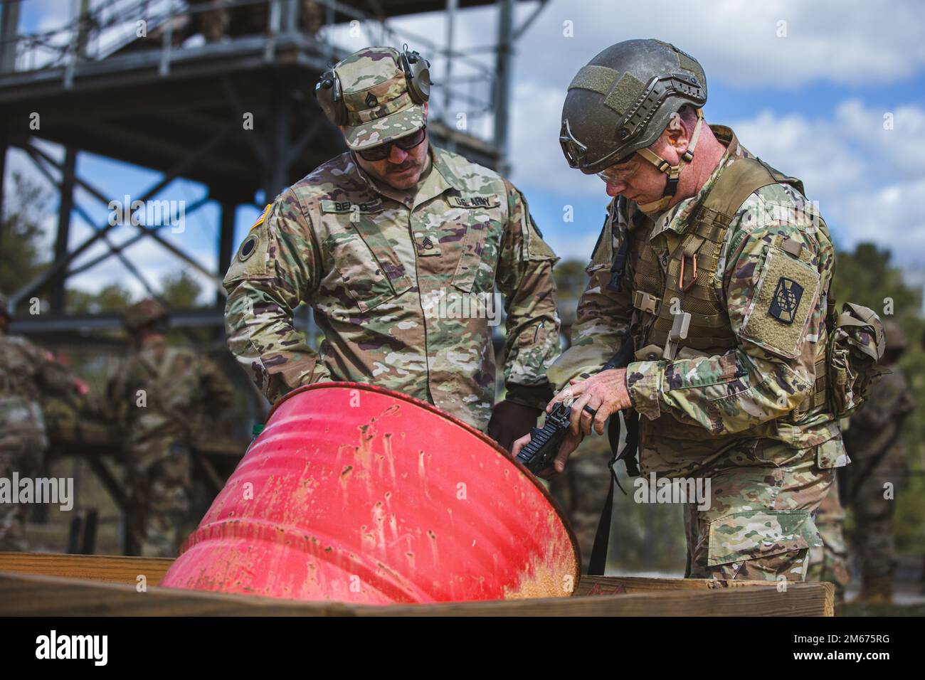 ÉTATS-UNIS Les soldats de l'armée affectés à la Compagnie des caméras de combat 982nd (aéroporté) ont dégagé leurs fusils Carbine M4 après avoir terminé une qualification de tir sur fort Jackson, SC, 9 avril 2022. Les soldats qualifient leur stratégie de tir chaque année afin de maintenir leur état de préparation au combat. Banque D'Images