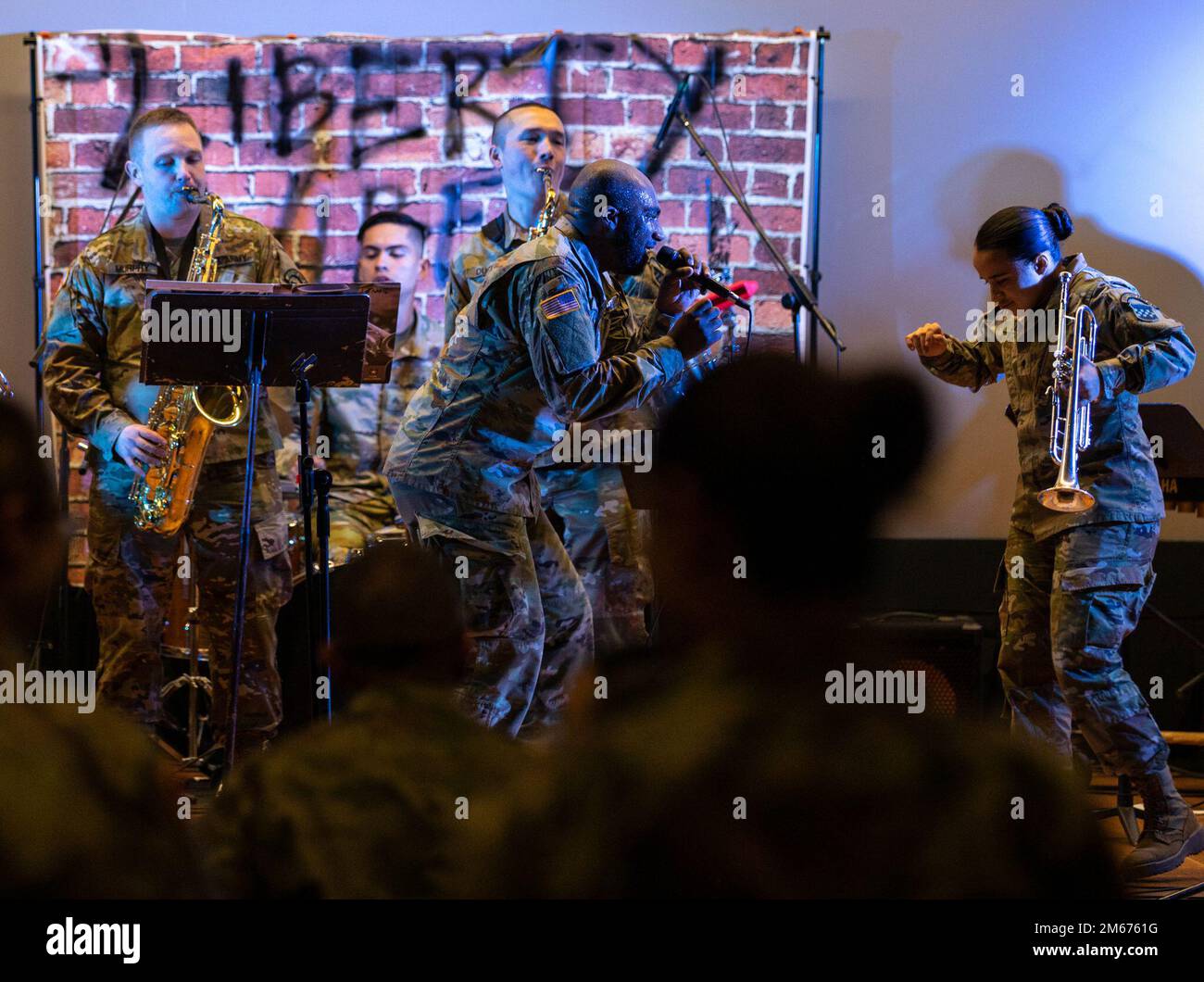 ÉTATS-UNIS Les musiciens de la Réserve de l'Armée de terre de 78th jouent à la bataille des bandes à la base interarmées McGuire-dix-Lakehurst, 9 avril 2022. Les équipes de musiciens affectés à la Division de préparation 99th présentent leurs capacités dans divers genres musicaux, y compris le jazz, les airs de spectacle, la musique patriotique et la salsa, améliorer et renforcer la cohésion, la préparation et le moral de l'unité. Banque D'Images