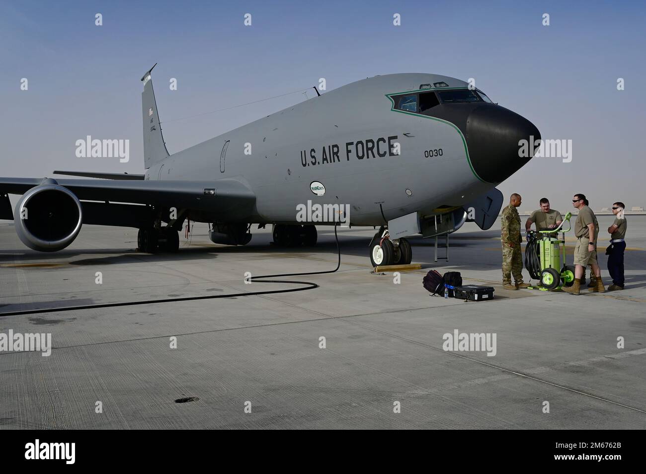 ÉTATS-UNIS Le Sgt technique de la Force aérienne Craig White, spécialiste du ravitaillement en vol KC-135 (à gauche) et le Capt Koji Buterbaugh, pilote KC-135 affecté à l'escadron de ravitaillement en vol expéditionnaire 50th (au centre) effectuent des vérifications préalables au vol avec entretien à la base aérienne d'Al Udeid, au Qatar 9 avril 2022. Les 50th EARS, déployés avec les États-Unis Air Force Central est responsable de la livraison de carburant aux forces américaines et nationales partenaires, permettant ainsi à la région de gagner en puissance aérienne, en dissuasion et en stabilité. Banque D'Images
