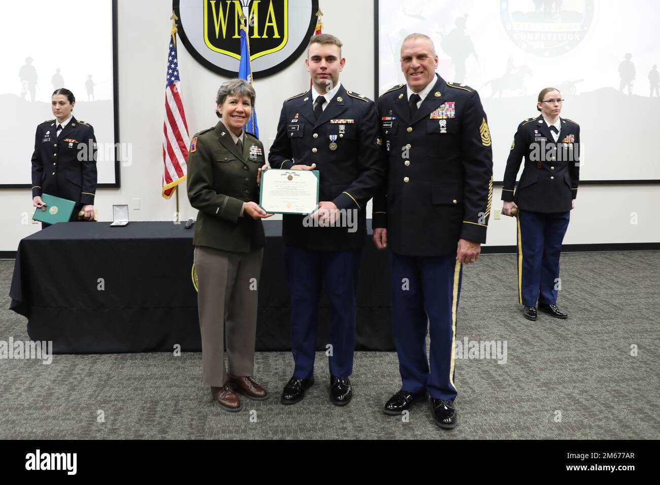 Brig. Le général Joane Mathews, adjoint de l’adjudant général de l’Armée du Wisconsin, Et le sergent de commandement Curtis Patrouille, le chef principal de la Garde nationale de l’Armée du Wisconsin, félicite le SPC Caleb Ravn, soldat de la batterie C, 1st Bataillon, 120th Artillerie de campagne, pour avoir été le soldat suivant de l’année pour la compétition des meilleurs guerriers de l’État de la Garde nationale du Wisconsin à fort McCoy, Wisconsin, 10 avril. Des soldats de la Garde nationale du Wisconsin ont concouru pour avoir l'occasion de représenter le Wisconsin à l'événement régional 11-15 mai au Camp Ripley, Minnesota (112th photo du détachement mobile des affaires publiques par S Banque D'Images