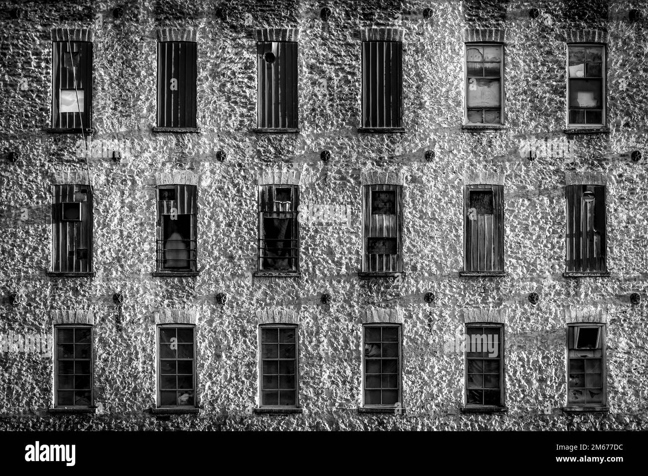 Rangées de fenêtres dans une usine abandonnée Banque D'Images