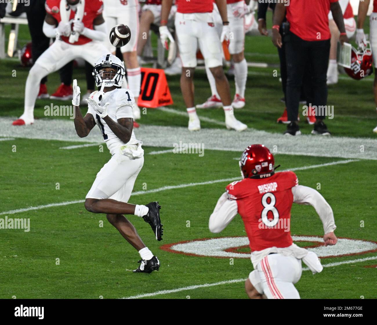 Pasadena, États-Unis. 02nd janvier 2023. KeAndre Lambert Smith, receveur de l'État de Pennsylvanie (1), transporte en 88 yards le quatrième quart de la passe de touchdown contre la sécurité des Utes de l'Utah Cole Bishop pendant 2023 Rose Bowl à Pasadena, en Californie, sur 2 janvier 2023. Les Nittany Lions ont battu les Utes 35-21. Photo de Jon SooHoo/UPI crédit: UPI/Alay Live News Banque D'Images