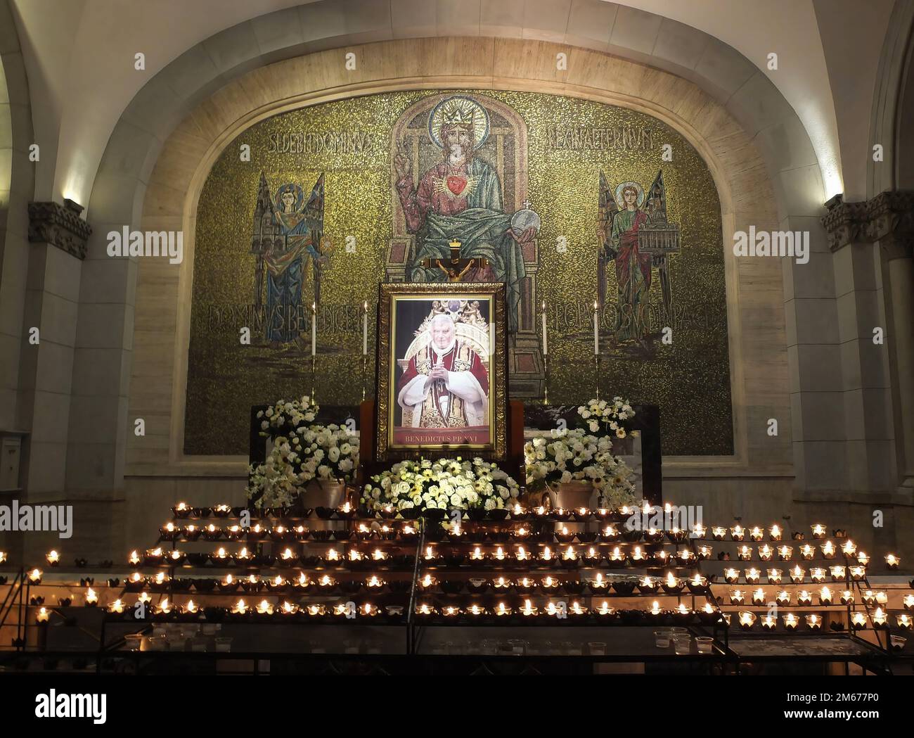 Manille, Philippines. 02nd janvier 2023. Le portrait du défunt pape émérite Benoît XVI est installé à la chapelle Christ-Roi de la cathédrale de Manille. Les dévotés catholiques accordent leur dernier respect au Pape émérite Benoît XVI en offrant des prières, en éclairant des bougies et en écrivant le livre de condoléances pour le souverain pontife tardif à la Chapelle Christ Roi de la Cathédrale de Manille, lundi, 2 janvier. Le pape tardif dont le nom de naissance était Joseph Aloisius Ratzinger est mort à l'âge de 95 ans dernier 31 décembre 2022 au monastère de Mater Ecclesiae dans la Cité du Vatican. Crédit : SOPA Images Limited/Alamy Live News Banque D'Images