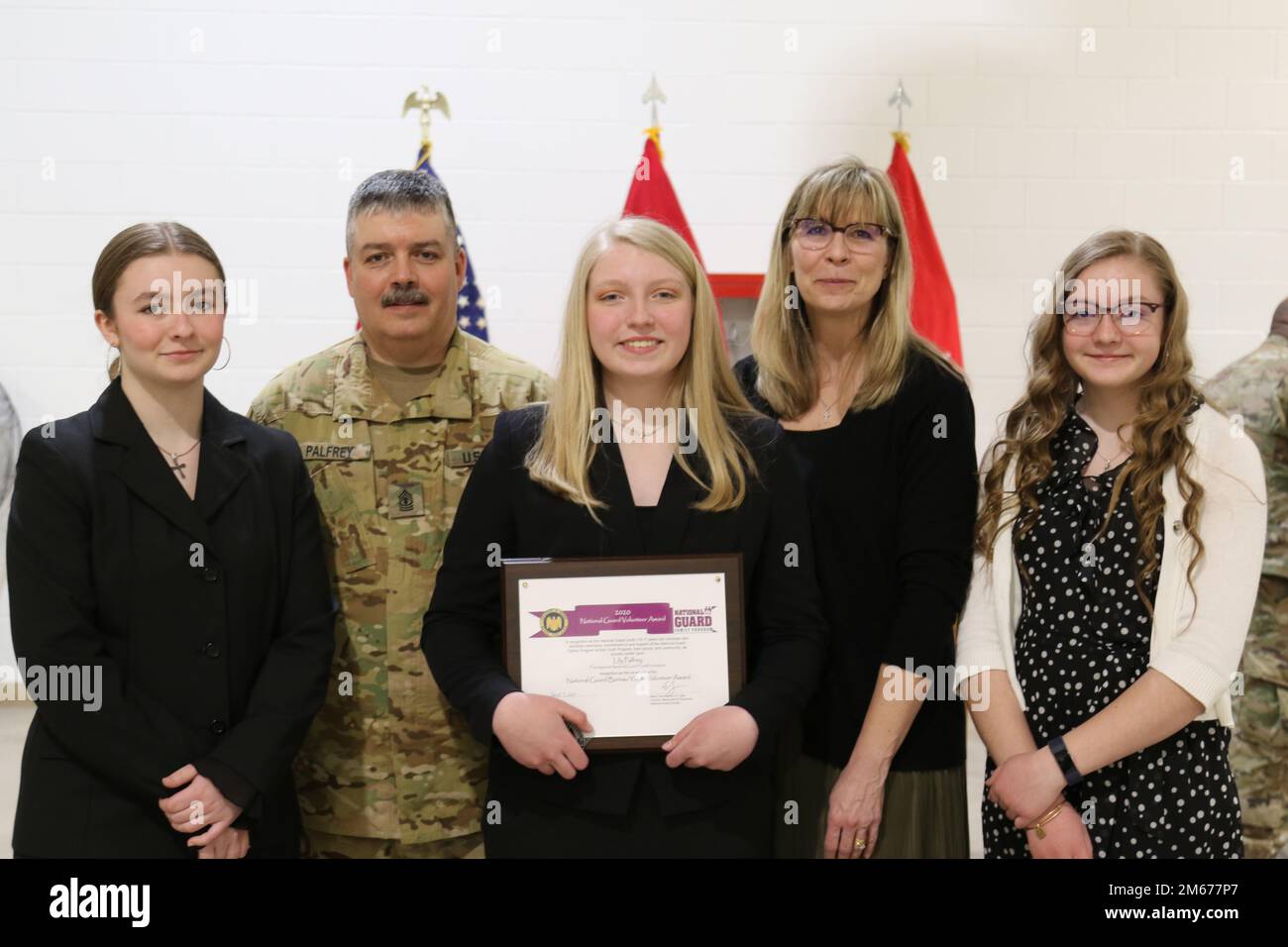 Lily Palfrey, fille du Sgt. Frank Palfrey de 1st, reçoit le Prix des jeunes bénévoles 2020 du Bureau de la Garde nationale lors d'une cérémonie à l'arsenal de la Brigade expéditionnaire de l'aviation de combat 28th. Lily a été nommée lauréate du prix au début de 2021, tandis que son père a été déployé avec l'ECAB 28th. Elle voulait attendre que son père soit à la maison pour recevoir le prix. 1st le Sgt Palfrey est le chef principal inscrit de la Compagnie du siège social et du siège social, 28th ECAB. Banque D'Images