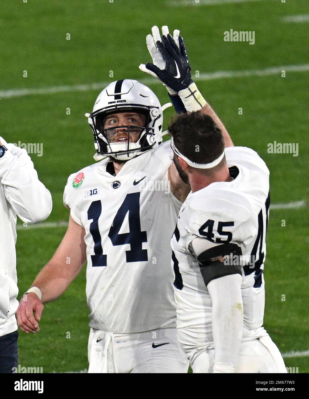 Pasadena, États-Unis. 02nd janvier 2023. Les Nittany Lions de l'État de Pennsylvanie commencent le quart de quart Sean Clifford (14) est haut cinq par son coéquipier Charlie Katshir pendant le quatrième trimestre du match du Rose Bowl de 2023 contre les Utes de l'Utah à Pasadena, Californie sur 2 janvier 2023.les Nittany Lions ont battu les Utes 35-21. Photo de Jon SooHoo/UPI crédit: UPI/Alay Live News Banque D'Images