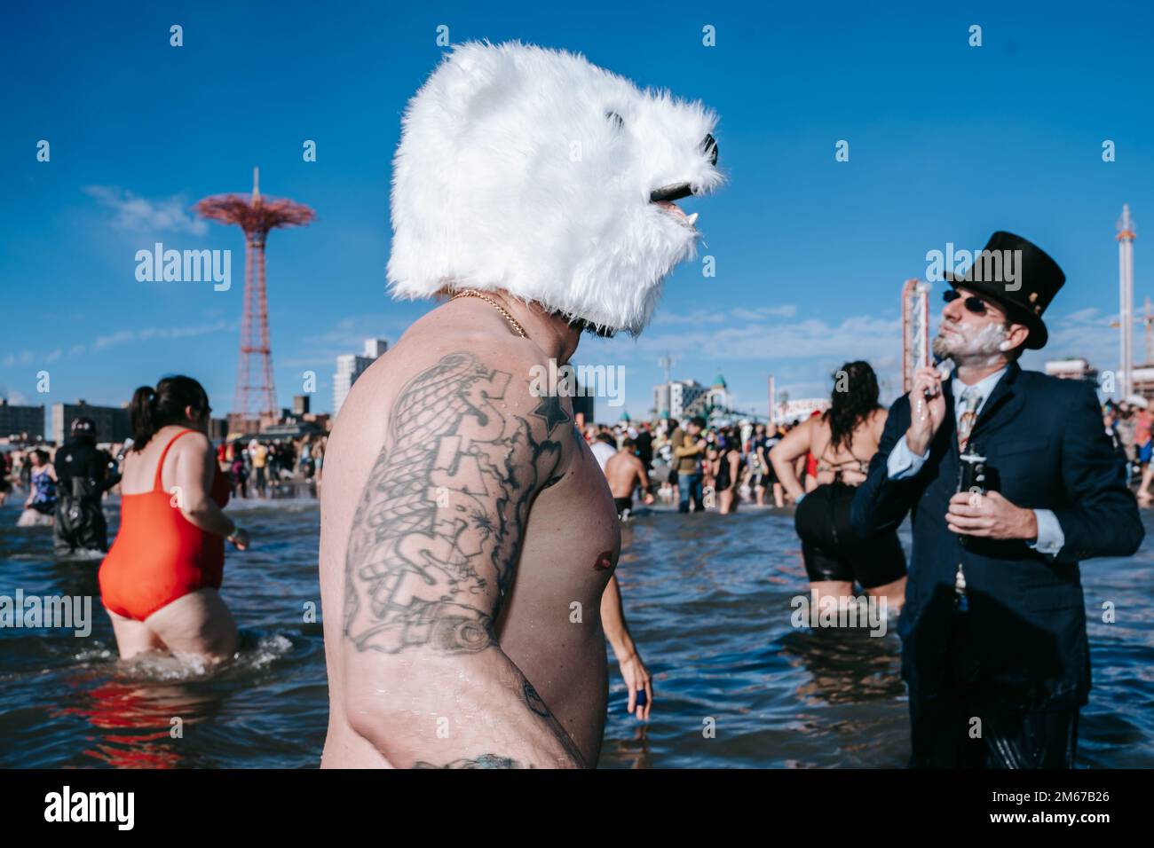 Brooklyn, États-Unis. 01st janvier 2023. Un homme portant un masque polaire participe au Polar Bear Plunge. Des centaines de personnes participent au Polar Bear Plunge, une tradition annuelle qui a lieu le jour de l'an à Coney Island, Brooklyn. (Photo par Olga Fedorova/SOPA Images/Sipa USA) crédit: SIPA USA/Alay Live News Banque D'Images