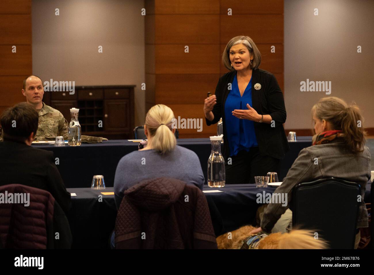 Kristen Christy, 2018 États-Unis Conjoint de la Force aérienne de l'année, partage son histoire à la communauté d'Anchorage à la base conjointe Elmendorf-Richardson, Alaska, 11 avril 2022. Christy a éduque les individus impliqués dans l'armée sur la façon de surmonter les difficultés concernant le suicide. Banque D'Images