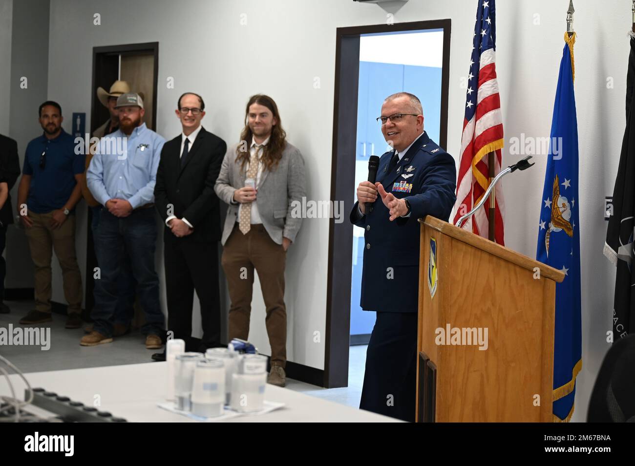 ÉTATS-UNIS Le colonel de la Force aérienne, Eric Felt, Laboratoire de recherche de la Force aérienne (LFAE), directeur de la Direction des véhicules spatiaux et président de la direction, prend la parole au cours de la cérémonie de découpe du ruban du Laboratoire Skywave de la LFAE à la base aérienne de Kirtland, N.M., 11 avril 2022. Le laboratoire Skywave d'AFRL est un nouveau laboratoire de 3 500 000 pieds carrés conçu pour soutenir la collecte et l'analyse à long terme de données dans un environnement contrôlé, stable et isolé. Banque D'Images