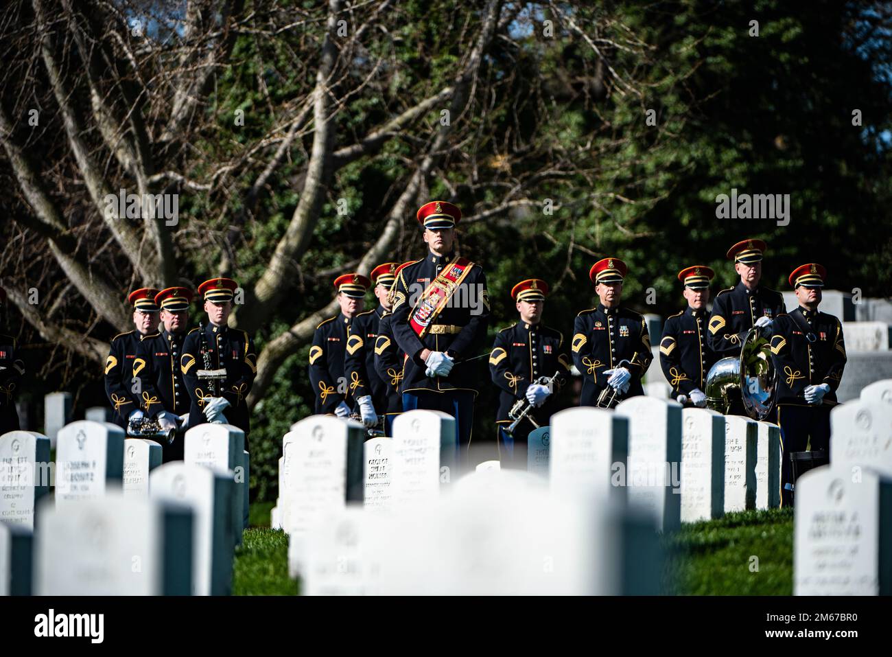 États-Unis La bande de l’armée, « Pershing’s Own », soutient les funérailles militaires avec l’escorte funéraire américaine Le Cpl. De l'armée Charles Lee, dans la section 33 du cimetière national d'Arlington, Arlington, Virginie, 11 avril 2022. Communiqué de presse de l'Agence de comptabilité de la Défense POW/MIA (DPAA) : en juillet 1950, Lee était membre de la Compagnie K, 3rd Bataillon, 34th Infantry Regiment, 24th Division d'infanterie. Il a été signalé comme manquant en action sur 20 juillet après que son unité ait été forcée de se retirer des environs de Taejon, en Corée du Sud. Il n'a jamais été trouvé, ni aucun reste n'a été récupéré qui pourrait être identifié comme Lee. Il a été déclaré Banque D'Images