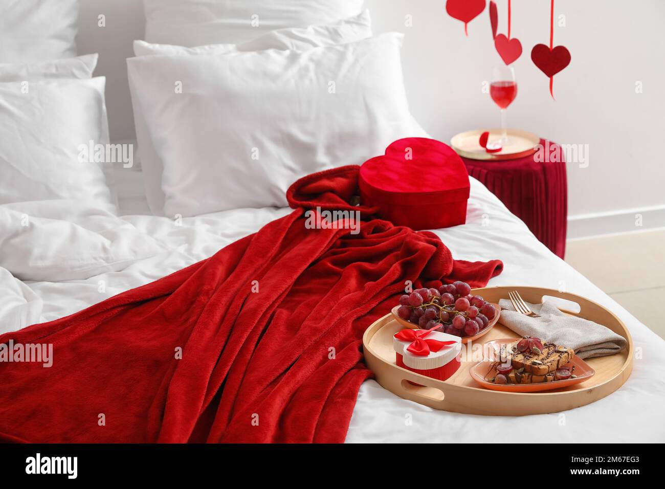 Plateau avec petit déjeuner et cadeau pour la Saint-Valentin sur le lit  dans la chambre Photo Stock - Alamy