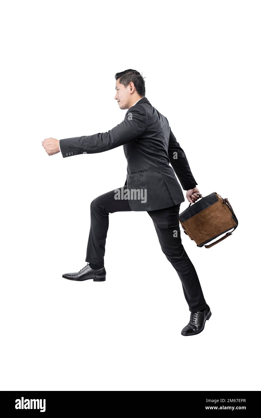 Les hommes d'affaires asiatiques se promèvent en portant des porte-documents isolés sur fond blanc Banque D'Images