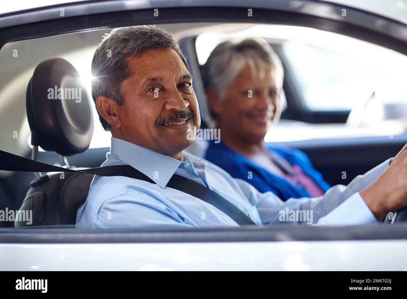 Sur la route d'une retraite heureuse. un couple senior qui va conduire ensemble dans une voiture. Banque D'Images