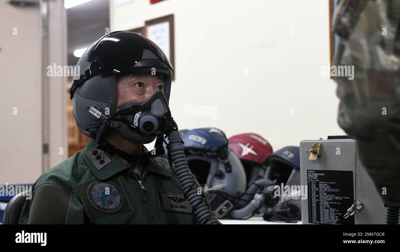 Le Lgén Masahito Yajima, commandant de la Force aérienne de défense du Sud-Ouest, teste un masque à oxygène avant un vol de familiarisation à la base aérienne de Kadena, au Japon, en 12 avril 2022. La visite de Yajima à Kadena a mis en évidence l'engagement de la 18th Escadre à renforcer l'alliance entre les forces américaines et japonaises en renforçant leurs capacités de combat combinées en faveur d'une Indo-Pacifique libre et ouverte. Banque D'Images