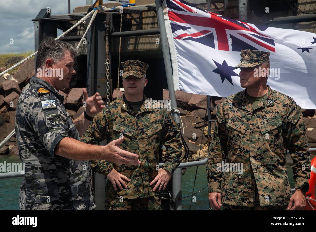 Depuis la gauche, Royal Australian Navy Lt. Cmdr. Adrian Hicks, commandant du navire australien de sa Majesté (HMAS) Armidale, interagit avec les États-Unis Le colonel Christopher T. Steele, commandant de la Marine Rotational Force-Darwin (MRF-D) 22, et le sergent Justin L. Stokes, le sergent-major de la MRF-D 22, lors d'une tournée en bateau à Darwin, dans le territoire du Nord, en Australie, au 13 avril 2022. La tournée a été organisée afin de mieux comprendre le HMAS Armidale et d'explorer comment les Marines peuvent s'intégrer efficacement aux forces australiennes. Banque D'Images