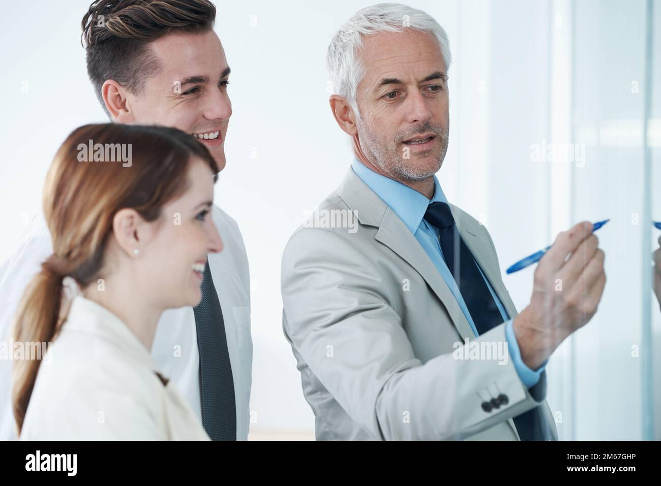 HES a eu des idées innovantes. les hommes d'affaires remue-méninges sur un mur de verre dans un bureau. Banque D'Images
