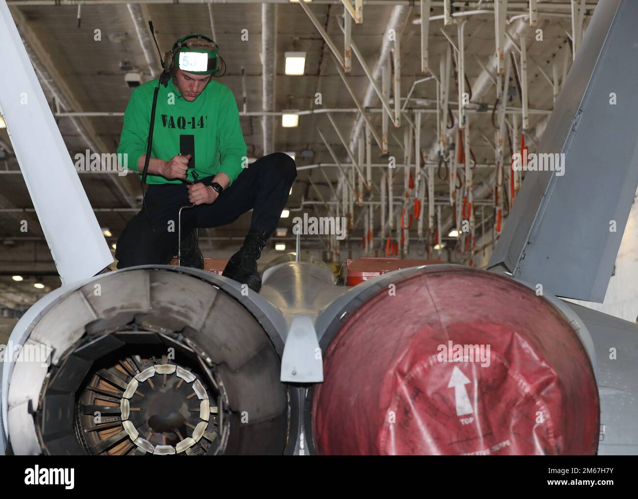 Aviation le compagnon de machiniste Airman Dannie George, de Portland, Oregon, affecté aux « loups gris » de l'escadron d'attaque électronique (VAQ) 142, effectue l'entretien de routine dans la baie hangar de l'USS Gerald R. Ford (CVN 78), à 12 avril 2022. Ford est en cours dans l’océan Atlantique en menant des qualifications de transporteur et l’intégration du groupe de grève dans le cadre de la phase de base sur mesure du navire avant le déploiement opérationnel. Banque D'Images