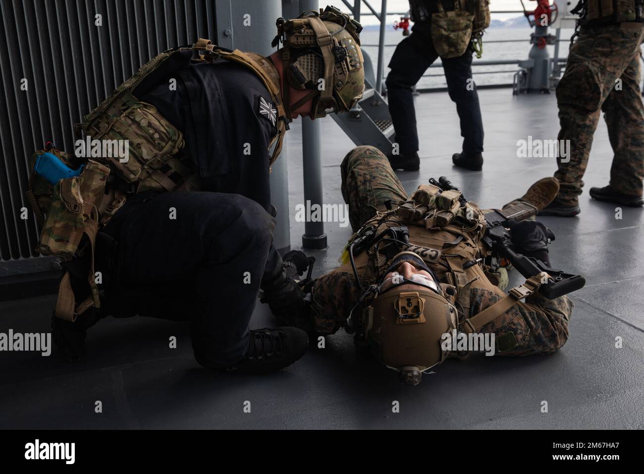 Un médaillé avec 42 Commando, Royal Marines, simule l'administration de l'aide au Sgt. Aaron Bernal, reconnaissance Marine, Charlie Company, 2nd Bataillon de reconnaissance affecté à 22nd unité expéditionnaire maritime, au cours d'une visite, d'un conseil, d'une recherche, Et une mission d'entraînement sur les saisies dans l'océan Atlantique à l'appui de l'exercice Northern Viking 2022 , 12 avril 2022. Northern Viking 22 renforce l'interopérabilité et l'état de préparation de la force entre les États-Unis, l'Islande et les nations alliées, permettant le commandement et le contrôle multidomaines des forces conjointes et de coalition dans la défense de l'Islande et des lignes de communication de la mer dans le GR Banque D'Images