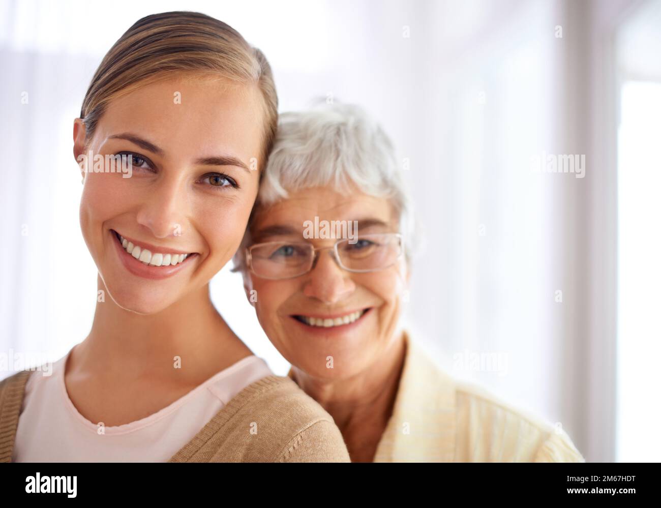 Shes mon modèle de rôle. Portrait d'une jeune femme souriante et de sa mère aînée liant. Banque D'Images
