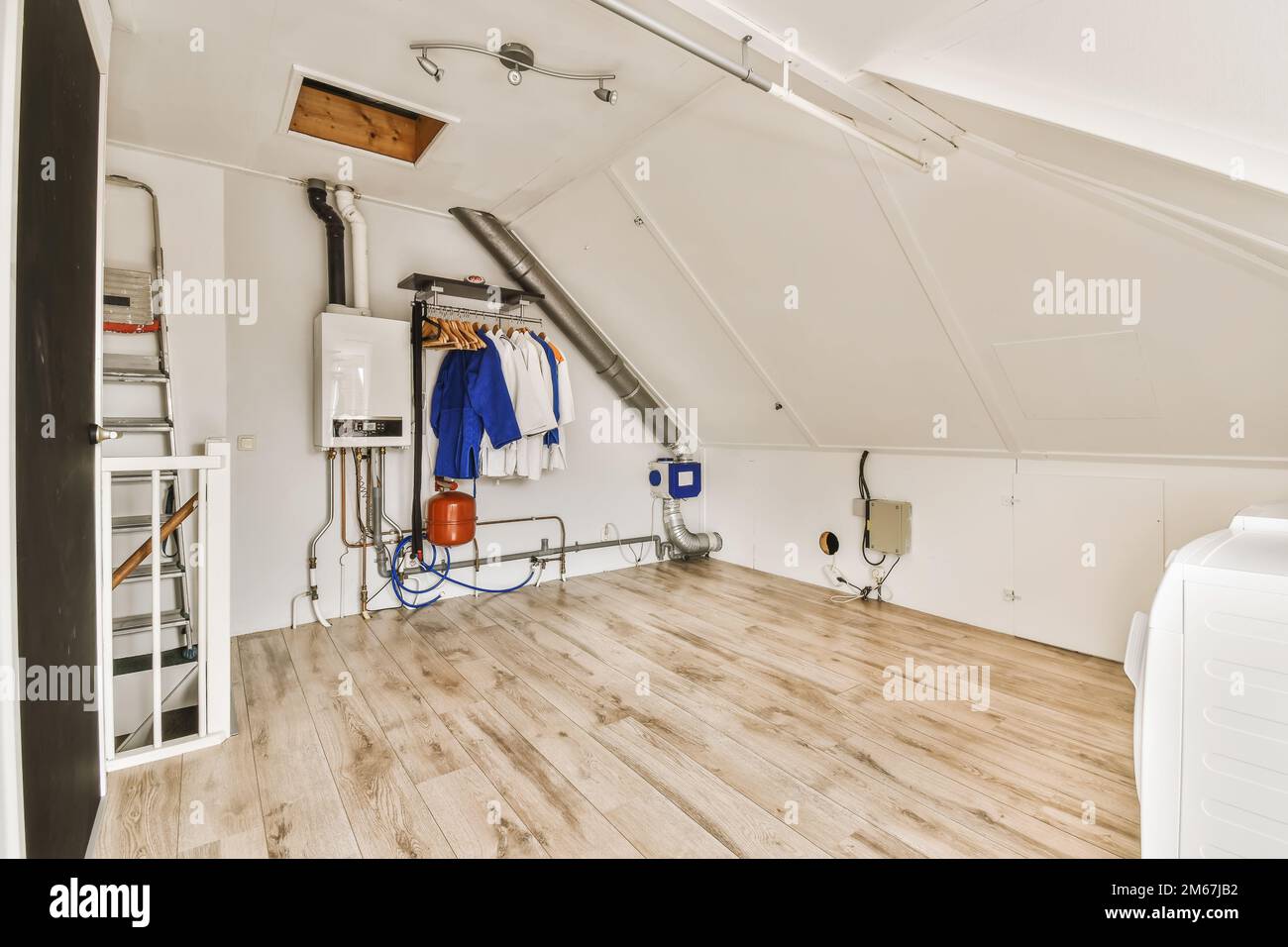 une buanderie avec plancher en bois et un sèche-linge sur la main courante droite dans le coin Banque D'Images