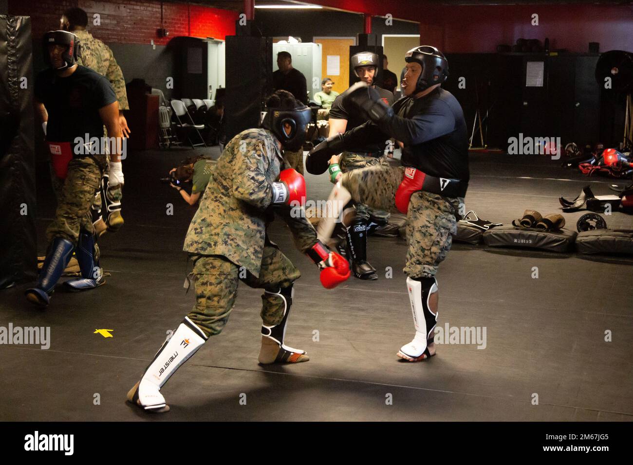 ÉTATS-UNIS Le sergent Christopher Flores, instructeur des arts maritimes (MAI), exécute un coup de pied à l'arrière de la jambe tout en s'engageant dans un sparring libre sur le camp de base du corps marin Lejeune, 12 avril 2022. Le COURS MAI est un cours de trois semaines conçu pour préparer les Marines à enseigner et à enseigner les principes de base du combat de la main à la main Banque D'Images