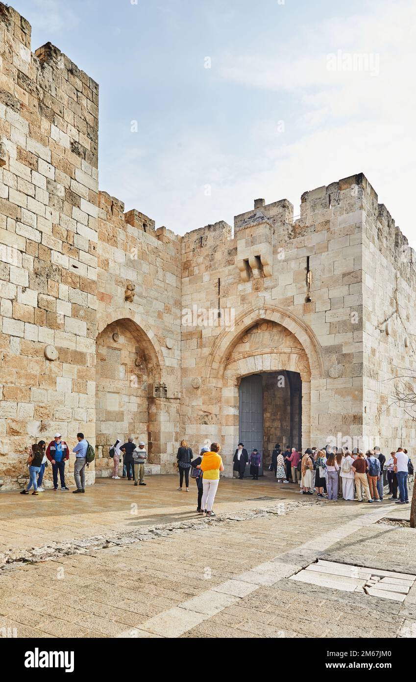 Vue sur la porte de Jaffa à Jérusalem. L'ancienne porte a la forme d'une tour médiévale avec une entrée en forme de L, qui a été fixée aux deux extrémités Banque D'Images