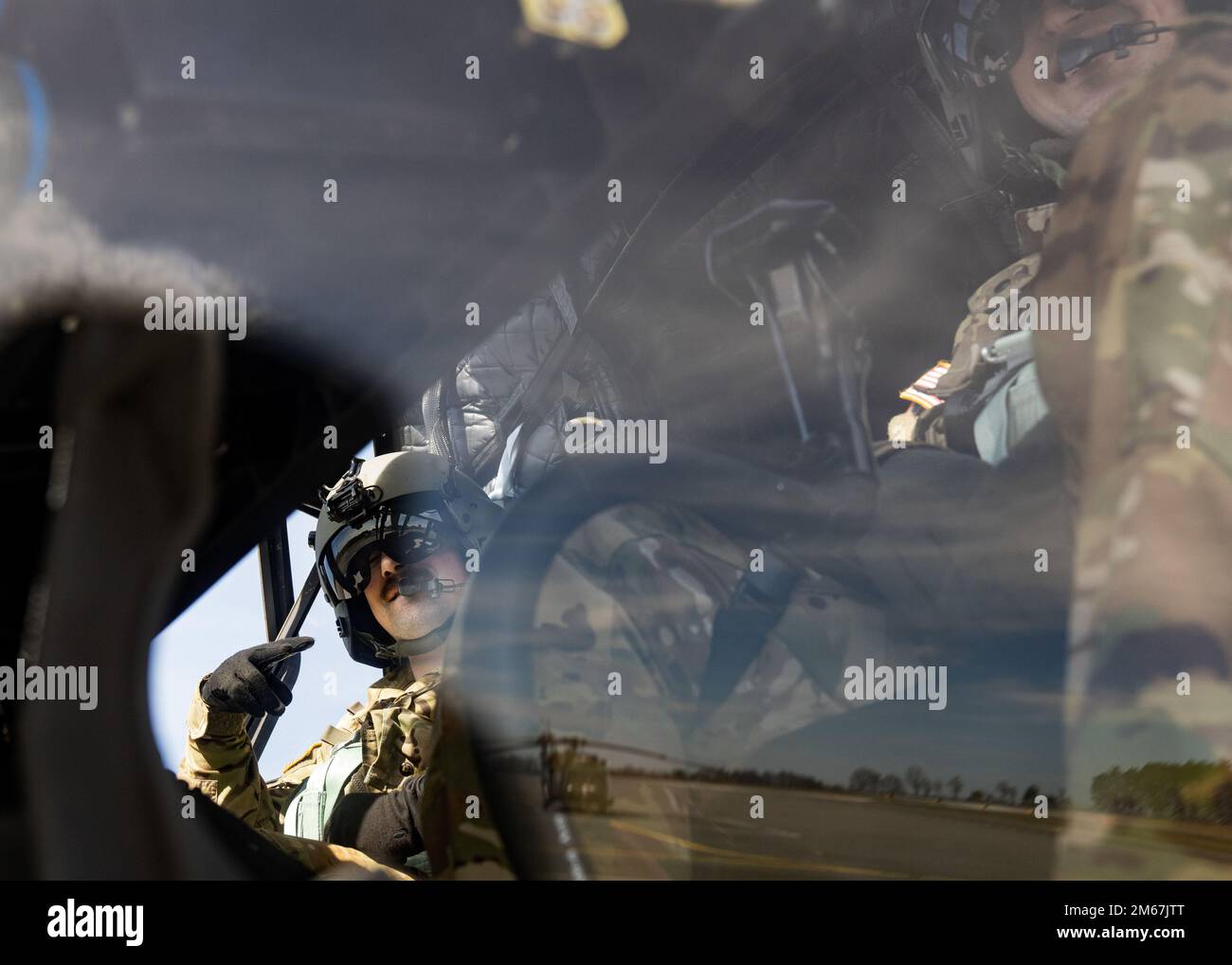 Adjudant-chef 2 Ron Johnson (à gauche) pilote d’hélicoptère CH-47 Chinook affecté à la Compagnie Bravo, 1-214th Bataillon de l’aviation de soutien général, 12th Brigade de l’aviation de combat, « Big Windy », et 1st. Le lieutenant Timothy Mills (à droite), pilote et assistant de formation et d'exploitation de la société du siège et du siège social, 12 CAB, prépare son hélicoptère CH-47F Chinook pour le décollage lors d'un mouvement aérien d'une délégation du Congrès (CODEL) de Munich à la zone d'entraînement de Grafenwoehr, Allemagne, 12 avril 2022. Deux CH-47Fs ont été utilisés tout au long de la mission pour fournir un soutien aérien de précision à voilure tournante Banque D'Images