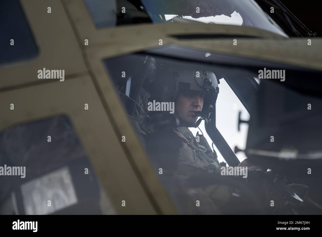 1st. Le lieutenant Timothy Mills (à gauche), pilote d'hélicoptère CH-47 Chinook et assistant d'entraînement et d'opérations du siège et de la Compagnie, 12th Brigade de l'aviation de combat, prépare un hélicoptère CH-47F Chinook pour décollage lors d'un mouvement aérien d'une délégation du Congrès (CODEL) de Munich à la zone d'entraînement de Grafenwoehr, Allemagne, 12 avril 2022. Deux CH-47Fs ont été utilisés tout au long de la mission pour fournir un soutien de précision à l'aviation à voilure tournante et permettre au CODEL d'observer l'entraînement aux armes combinées, de rencontrer des soldats déployés à l'avance et de recevoir des exposés de la part des principaux États-Unis Direction de l'armée. 12 Banque D'Images