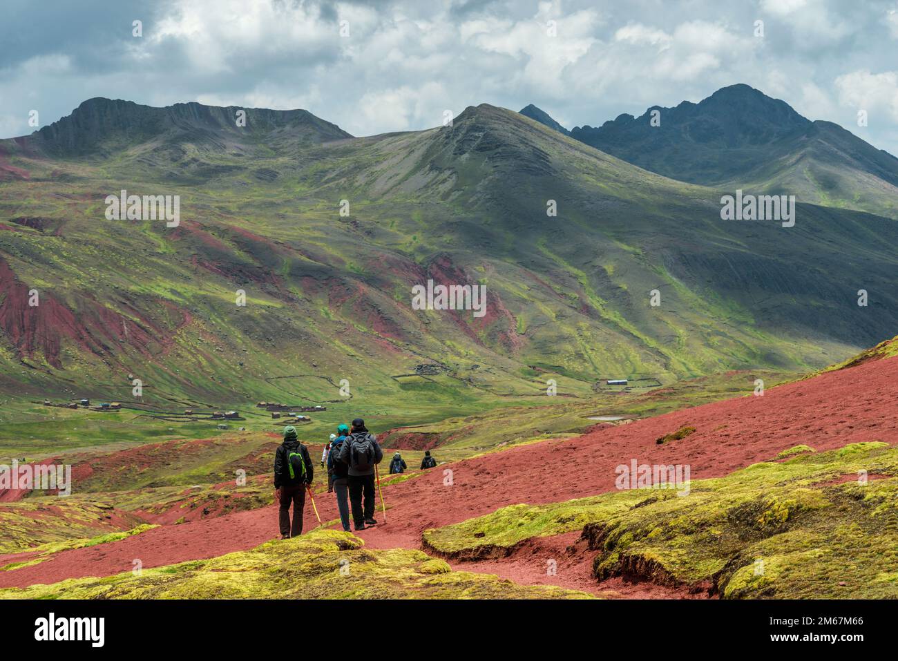 Touristes randonnée par sentier de montagne dans la vallée Rouge au Pérou Banque D'Images