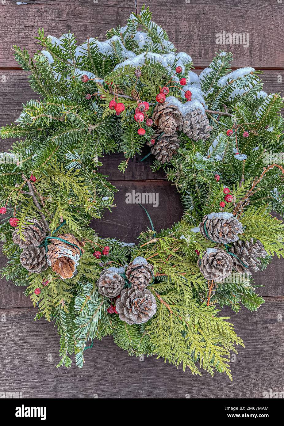 Décoration de Noël, couronne sur la porte de la grange avec neige Banque D'Images
