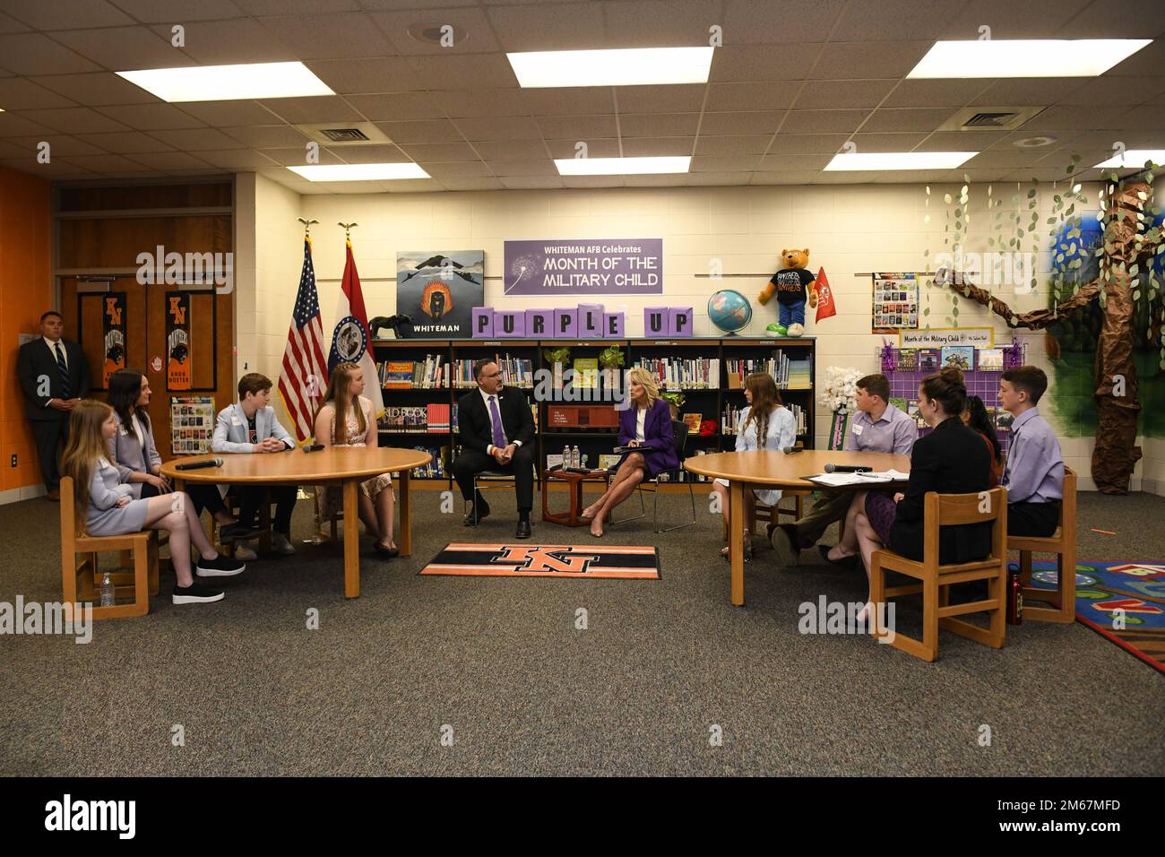 La première dame, le Dr Jill Biden, au centre à gauche, et le secrétaire à l'éducation, Miguel Cardona, au centre à droite, visitent des étudiants de la base aérienne de Whiteman, Missouri, 13 avril 2022. En juillet dernier, les élèves de Whiteman Elementary ont été surpris par le Dr Jill Biden, qui a pratiquement annoncé qu'ils ont remporté le concours de l'équipe étudiante élite 2 de la Coalition militaire pour l'éducation des enfants de l'année. Banque D'Images