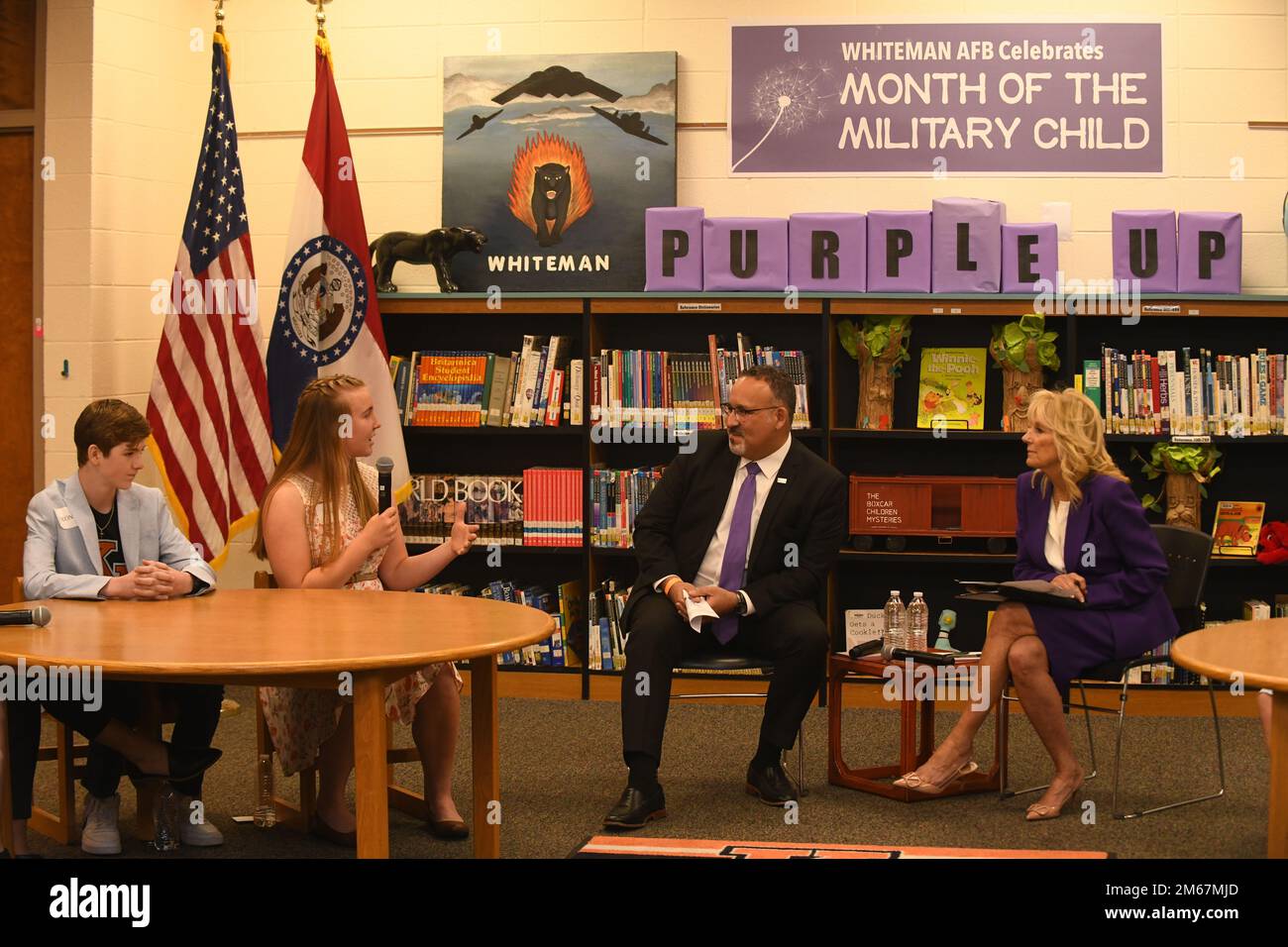 ÉTATS-UNIS Le secrétaire à l'éducation Miguel Cardona, au centre à droite, et la première dame Jill Biden, à droite, visitent des étudiants de la base aérienne de Whiteman, Missouri, 13 avril 2022. En juillet dernier, les élèves de Whiteman Elementary ont été surpris par le Dr Jill Biden, qui a pratiquement annoncé qu'ils ont gagné le concours 2 de l'équipe étudiante élite de l'année de la Coalition militaire pour l'éducation des enfants . Banque D'Images