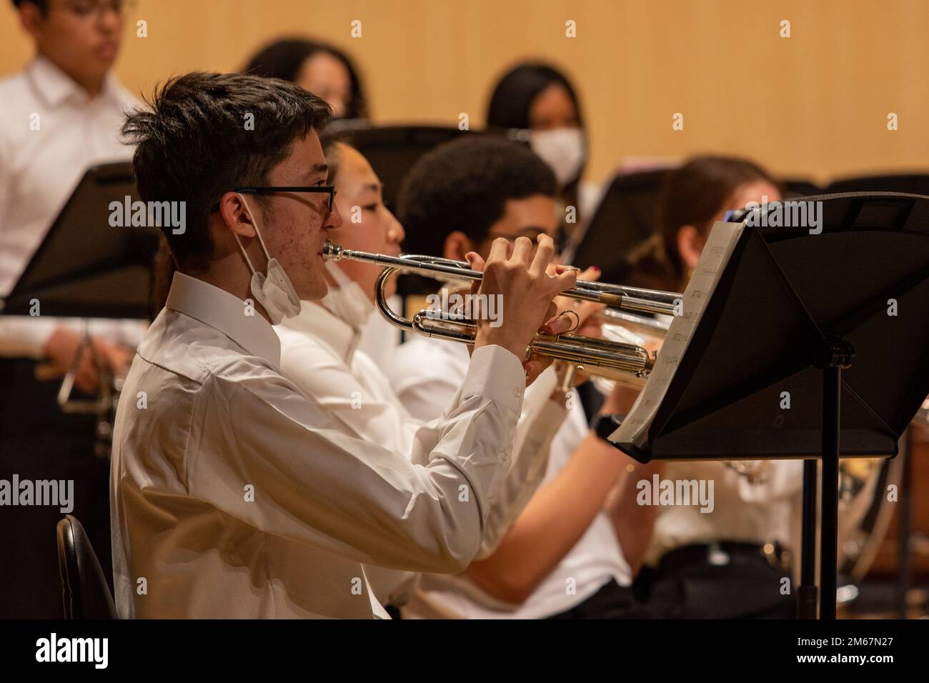 Un étudiant de l'école secondaire Nile C. Kinnick joue la trompette pendant le Festival de musique du Pacifique est à l'école secondaire Matthew C. Perry sur la station aérienne du corps marin Iwakuni, Japon, 13 avril 2022. Le festival a donné aux étudiants l'occasion d'interagir et de construire des relations avec ceux d'autres installations militaires, ainsi que l'occasion de mettre en valeur leurs compétences musicales. Banque D'Images