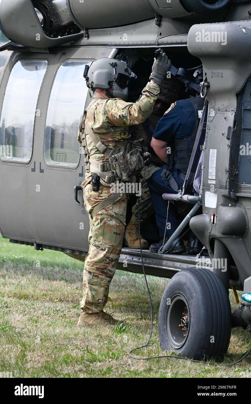 Un chef d'équipage du Bataillon de l'aviation de 12th effectue des contrôles de sécurité avant le décollage pendant l'exercice fonctionnel de l'échelle JBM-HH 13 avril. Banque D'Images