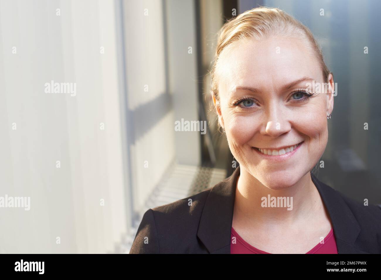 Le succès met toujours un sourire sur mon visage. Portrait d'une femme d'affaires attirante au bureau. Banque D'Images