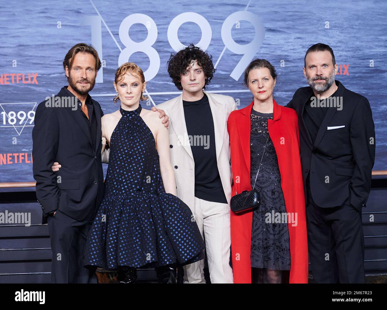 Berlin, Allemagne. 10th novembre 2022. Les acteurs Andreas Pietschmann (l-r), Emily Beecham, Aneurina Barnard, Jantje Friese et Baran Bo Odar arrivent à la première de la série Netflix 1899 à Funkhaus Berlin. Selon les créateurs, la série de mystère Netflix allemande '1899' ne se poursuivra pas. (À dpa ''1899' makers: Netflix series will not continued') Credit: Annette Riedl/dpa/Alay Live News Banque D'Images