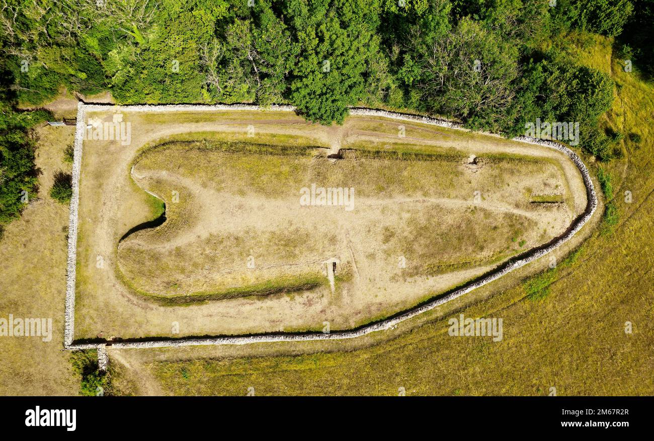 Belas Knap 5000 ans Néolithique chambered long barrow près de Winchcombe, Royaume-Uni. Type Cotswold Severn Cairn. Affichage des entrées et de la piste de la chambre de sépulture Banque D'Images