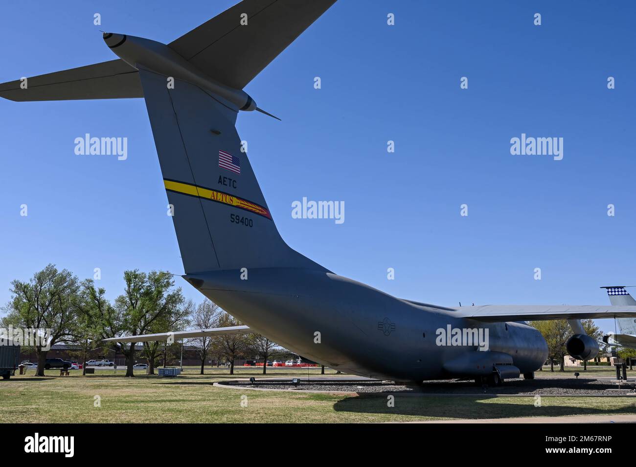 Un Starlifter C-141 statique est exposé au parc Wings of Freedom après sa restauration à la base aérienne d'Altus (AAFB), Oklahoma (13 mars 2022). Le C-141 a fonctionné à Altus AFB pendant 32 ans, après quoi il a été remplacé par le C-17 Globemaster III Banque D'Images