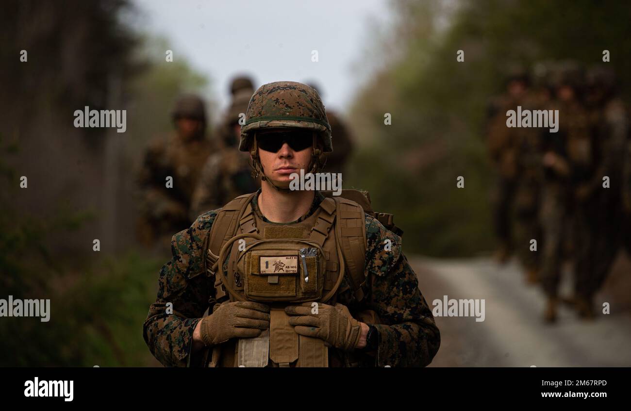 Le premier lieutenant John C. Bley III, commandant de peloton, deuxième peloton, Compagnie Bravo, casernes marines de Washington (MBW), effectue une patrouille à pied pendant l'entraînement d'infanterie à la base du corps marin Quantico, Virginie, 13 avril 2022. Marines et MBW ont effectué un insert aérien dans MV-22 Ospreys, des patrouilles à pied et une formation de feu vivant pour perfectionner les compétences en infanterie. Banque D'Images