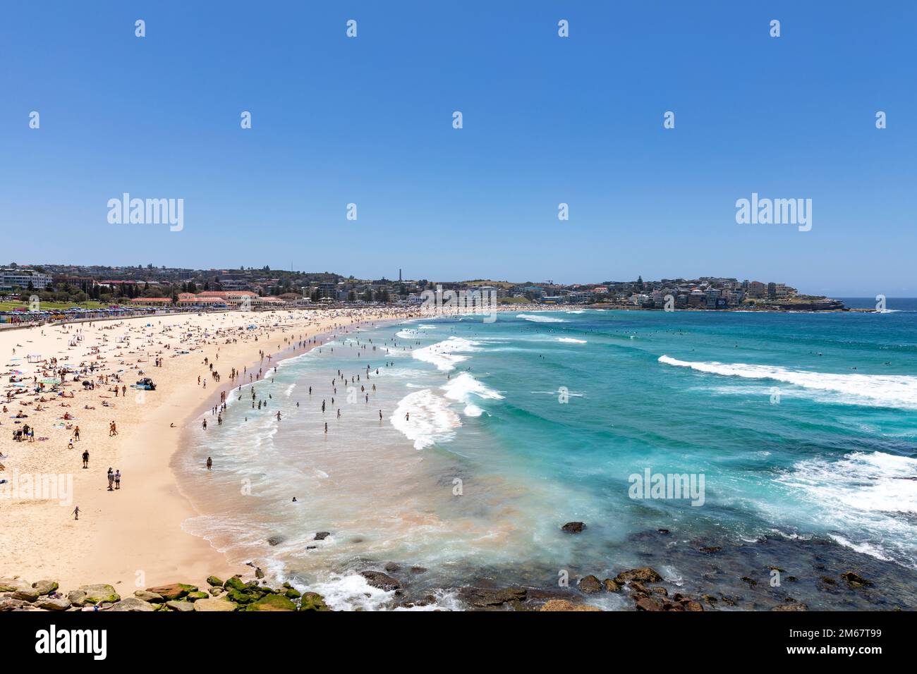 Seascape Bondi Beach et l'océan, plage animée pendant janvier 2023 été et vacances scolaires, panorama Bondi, Sydney, Nouvelle-Galles du Sud, Australie Banque D'Images