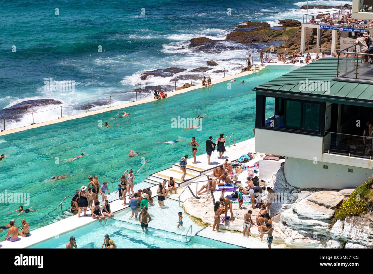 Bondi Beach Icebergs club et piscine extérieure publique le jour de l'été 2023, Sydney, Nouvelle-Galles du Sud, Australie Banque D'Images