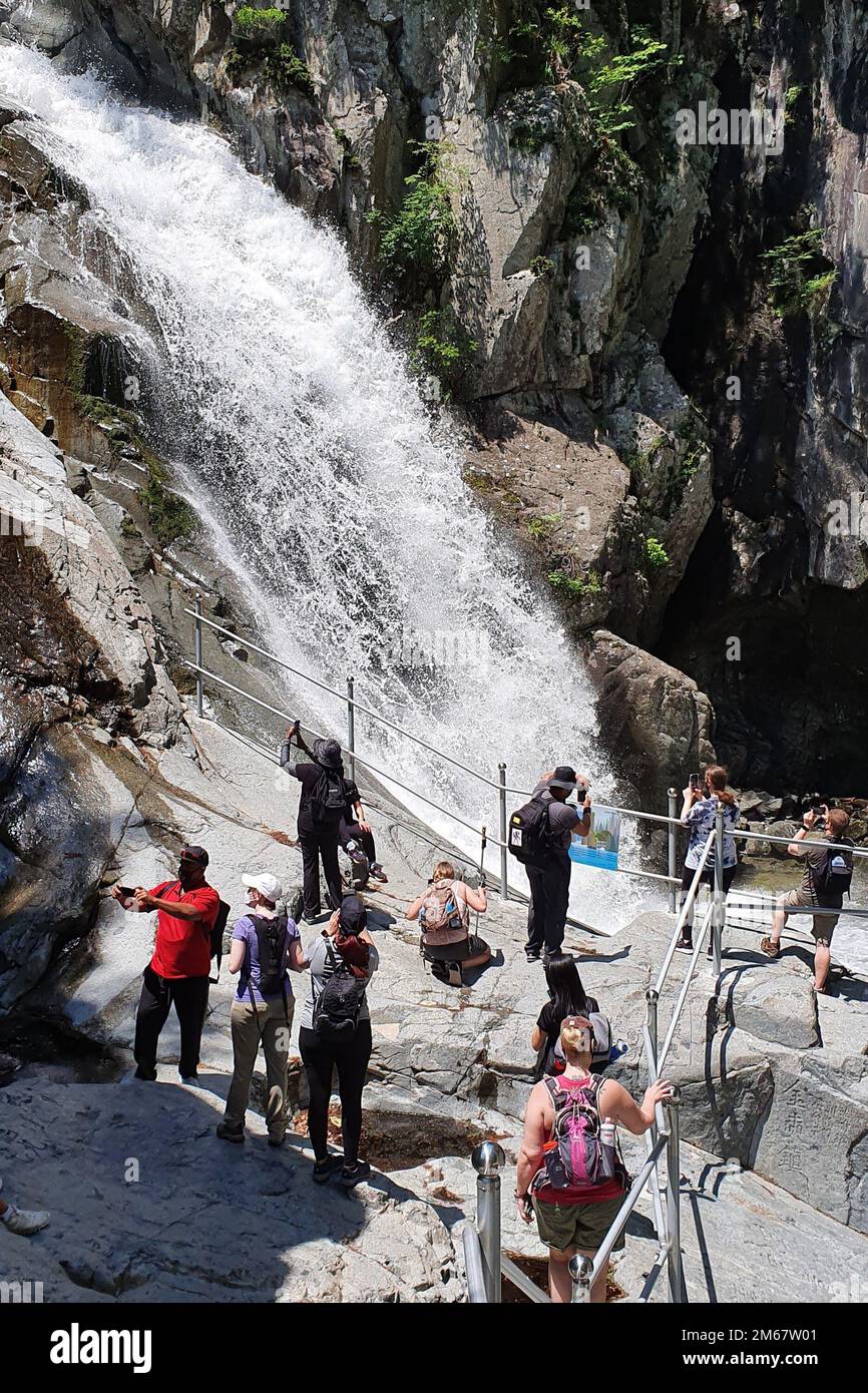 Les participants au défi de randonnée 2021 explorent les cascades de Bogyeongsa 12, en Corée du Sud. Banque D'Images