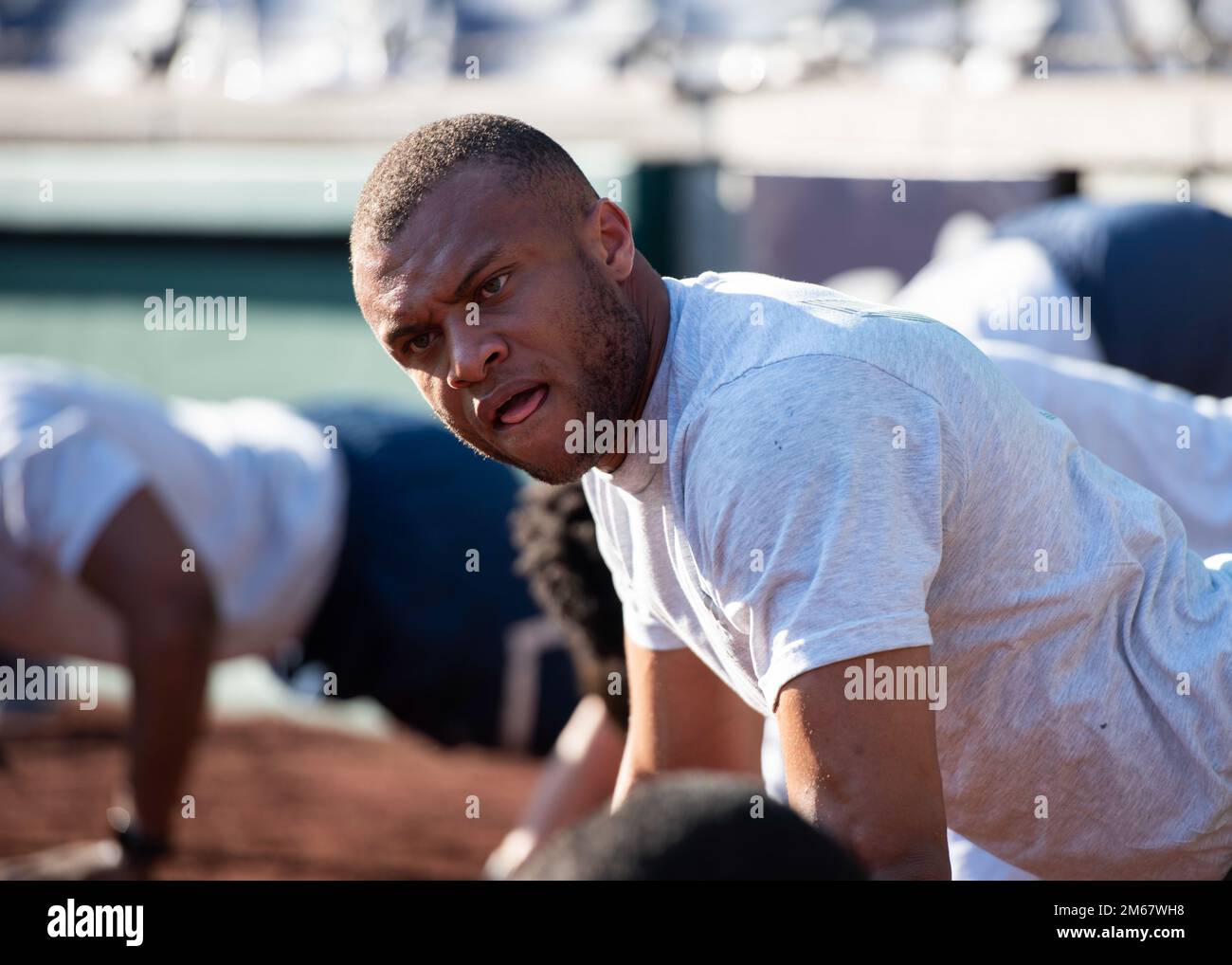 Un Airman effectue des exercices de poussée au Nationals Park, Washington D.C., le 14 avril 2022. L'entraînement était connu sous le nom d'entraînement à intervalles d'intensité élevée, qui se concentrait sur l'entraînement à la fois de l'empeigne et du bas du corps dans des entraînements séparés mais consécutifs que les membres du service à compléter. Banque D'Images