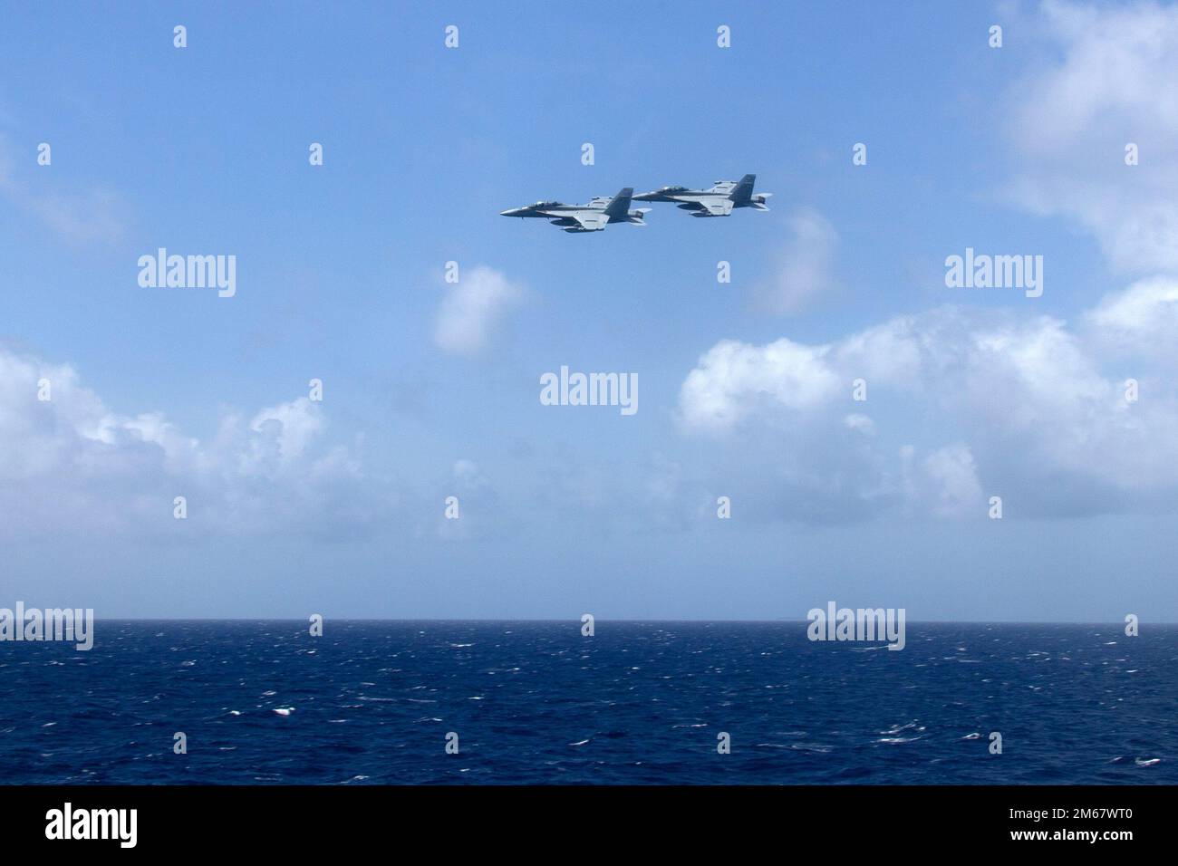 Cmdr. Andrew Thom, commandant à l'arrivée des « loups gris » de l'escadron d'attaque électronique (VAQ) 142, à gauche, et commandant de l'escadre aérienne Carrier 8, le capitaine Daryl Trent dirige un vol à côté de l'USS Gerald R. Ford (CVN 78) lors d'une cérémonie de changement de commandement VAQ-142, 14 avril 2022. Thom, de Yorktown, Virginie, soulagé Cmdr. Andrew Imperatore pendant le changement de commandement aérien. Ford est en cours dans l’océan Atlantique en menant des qualifications de transporteur et l’intégration du groupe de grève dans le cadre de la phase de base sur mesure du navire avant le déploiement opérationnel. Banque D'Images