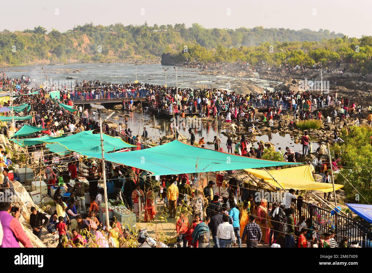 Jabalpur : les gens se rassemblent autour de la cascade de Marble Rocks sur la rivière Narmada, un lieu traditionnel pour se réunir le premier jour de la nouvelle année Banque D'Images