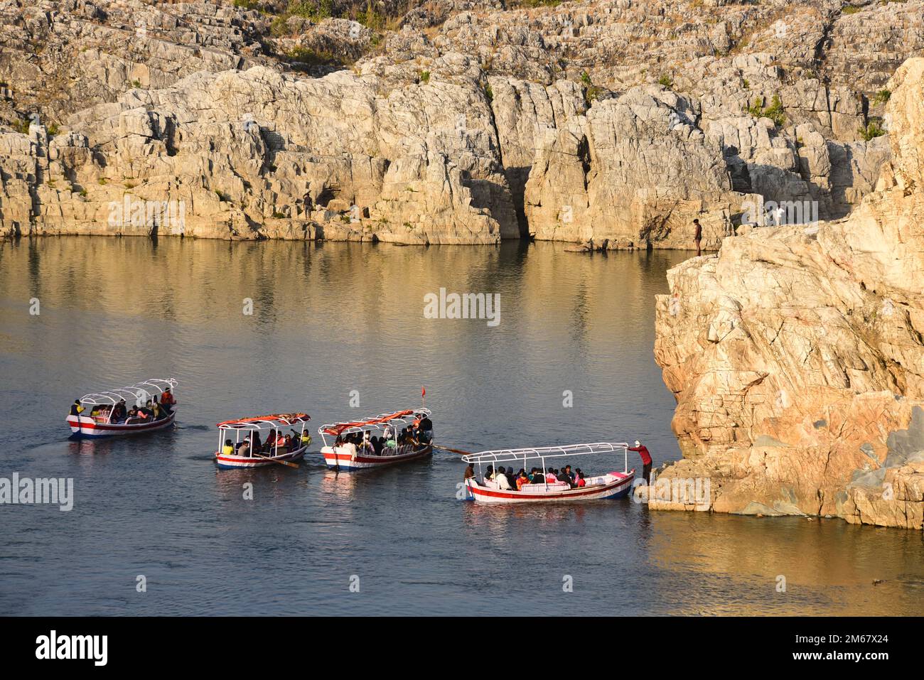 Les visiteurs se rendent sur le bateau le premier jour du nouvel an autour de la chute d'eau de Marble Rocks sur la rivière Narmada à Bhedaghat, Jabalpur Banque D'Images