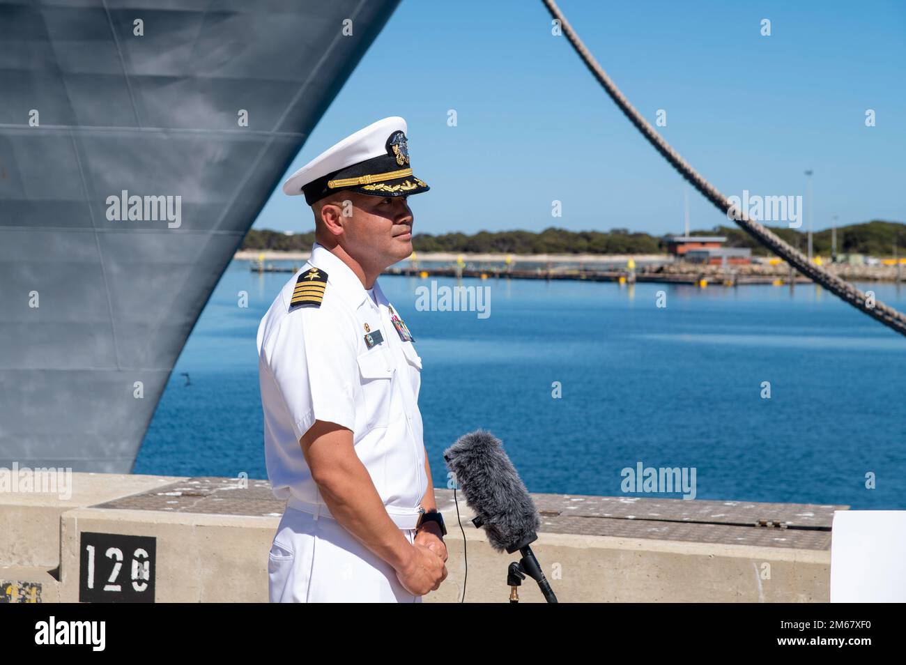 PERTH, Australie (14 avril 2022) – le capitaine Albert Alarcon, commandant de l'émory S. Land-class sous-marin USS Frank Cable (AS 40), parle lors d'un engagement avec les médias australiens, 14 avril 2022. Frank Cable est actuellement en patrouille pour la maintenance et la logistique des expéditions à l'appui de la sécurité nationale dans la zone d'opérations de la flotte américaine 7th. Banque D'Images