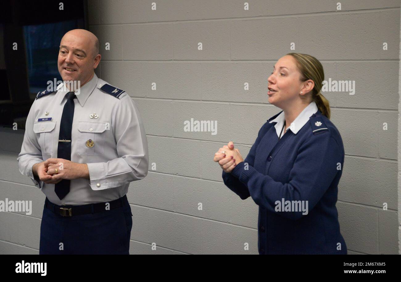 Le colonel Patrick Miller, commandant de la base aérienne 88th et de la base aérienne Wright-Patterson, et le colonel Emily Kubusek, commandant de vol des opérations du détachement 645, informent les cadets de l'AFROTC de leur future carrière militaire et de ce qu'ils devraient attendre en attendant la fin du programme 14 avril 2022 de l'Université de l'État de l'Ohio. Les étudiants du Collège intéressés à se joindre à la Force aérienne ou à la Force spatiale passent par un programme de quatre ans qui leur permet d'assister aux cours de l'AFROTC ainsi qu'à d'autres cours collégiaux pour recevoir un crédit académique facultatif. Banque D'Images